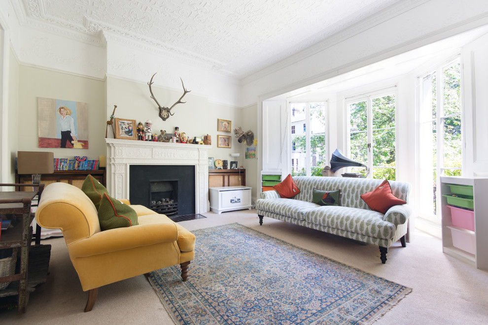 На фото: гостиная комната среднего размера в стиле фьюжн с зелеными стенами, ковровым покрытием, бежевым полом и эркером с