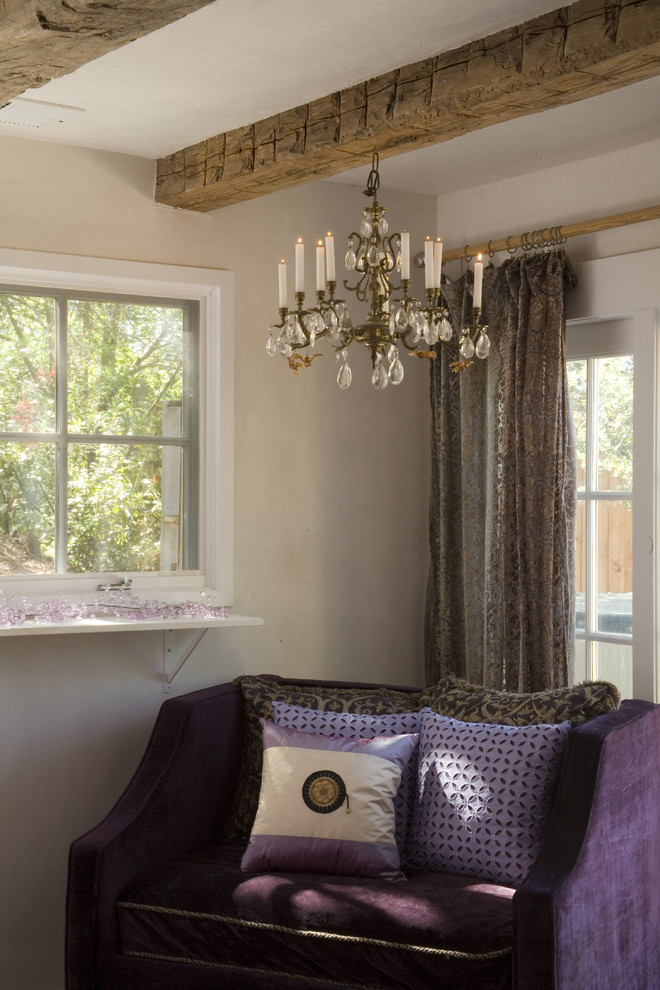Источник вдохновения для домашнего уюта: гостиная комната в стиле рустика с бежевыми стенами и красивыми шторами