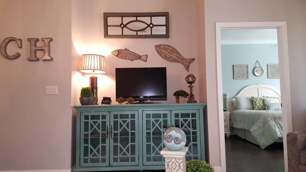 На фото: открытая гостиная комната среднего размера в морском стиле с синими стенами, темным паркетным полом и отдельно стоящим телевизором без камина