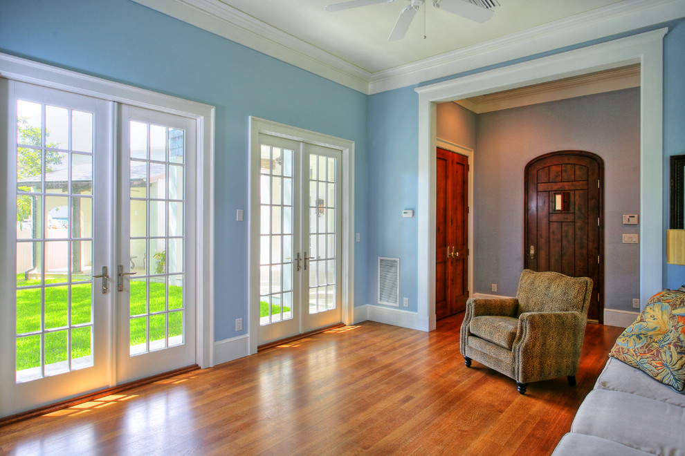 Стильный дизайн: гостиная комната в морском стиле с синими стенами - последний тренд