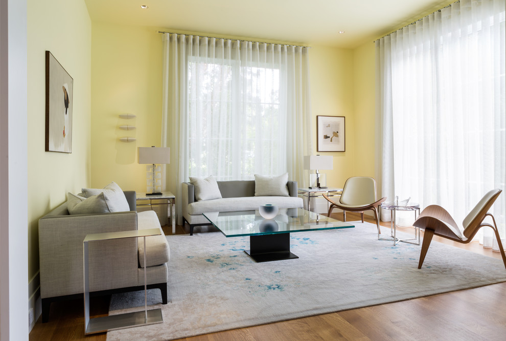 Repräsentatives Modernes Wohnzimmer mit gelber Wandfarbe und braunem Holzboden in Washington, D.C.