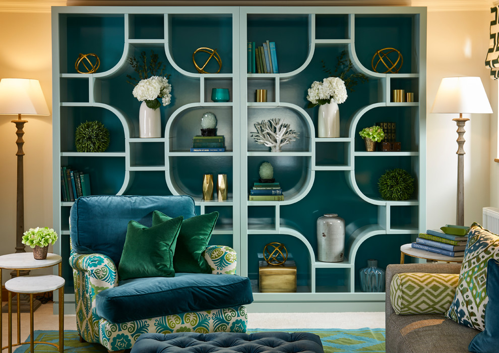 Свежая идея для дизайна: гостиная комната в стиле ретро с с книжными шкафами и полками - отличное фото интерьера