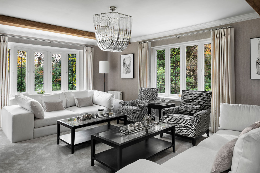 Esempio di un soggiorno design di medie dimensioni e chiuso con pareti beige, moquette, TV a parete e pavimento beige