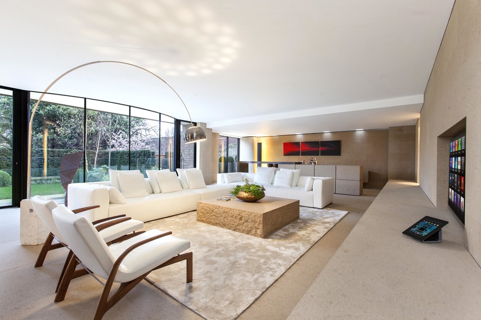 Modern inredning av ett mycket stort separat vardagsrum, med en hemmabar, beige väggar, heltäckningsmatta och en väggmonterad TV