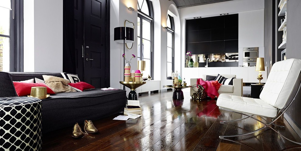 Стильный дизайн: изолированная гостиная комната среднего размера в современном стиле с белыми стенами и темным паркетным полом - последний тренд