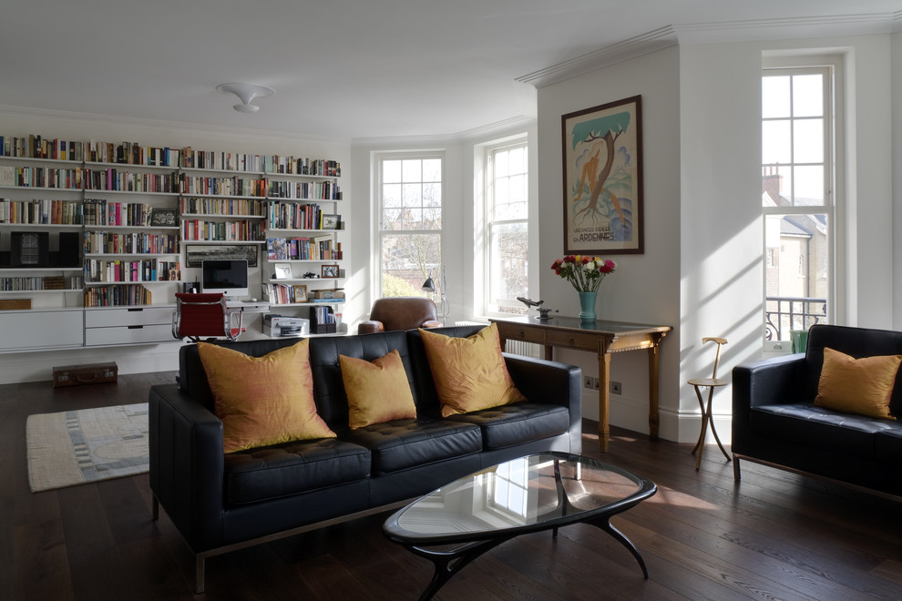 Mittelgroßes, Repräsentatives, Fernseherloses, Abgetrenntes Retro Wohnzimmer mit weißer Wandfarbe, dunklem Holzboden und braunem Boden in London