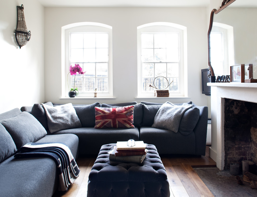 Kleines, Abgetrenntes Eklektisches Wohnzimmer mit weißer Wandfarbe, braunem Holzboden und Kamin in London