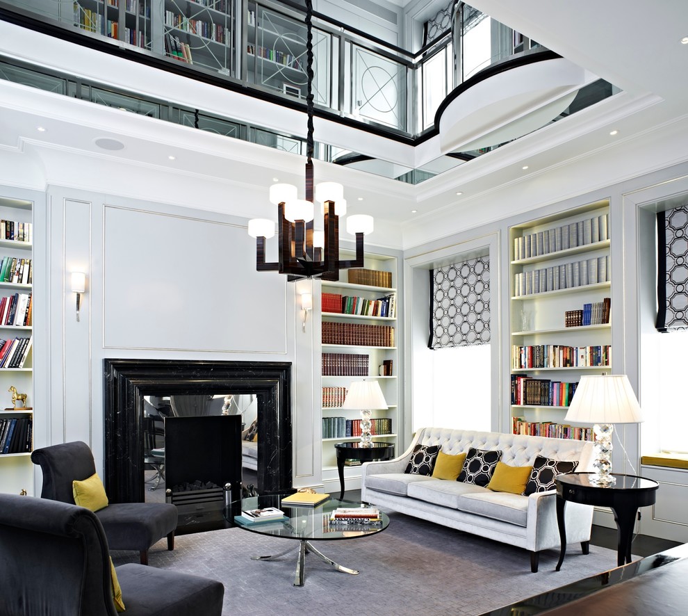 Стильный дизайн: гостиная комната в современном стиле с с книжными шкафами и полками и ковром на полу - последний тренд