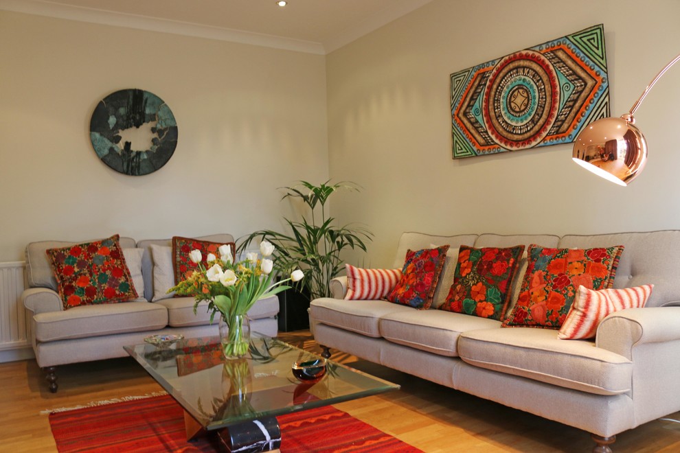 Mittelgroßes, Repräsentatives, Abgetrenntes Stilmix Wohnzimmer mit beiger Wandfarbe und braunem Holzboden in Sonstige