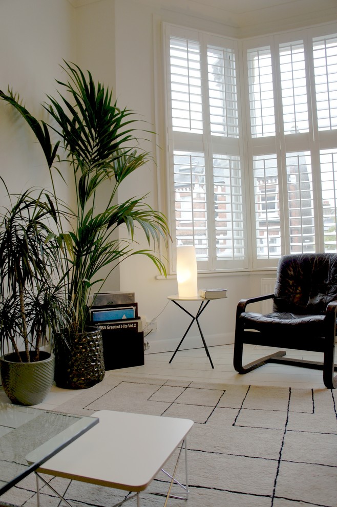Пример оригинального дизайна: маленькая парадная, изолированная гостиная комната в стиле фьюжн с белыми стенами, светлым паркетным полом, стандартным камином и фасадом камина из металла без телевизора для на участке и в саду