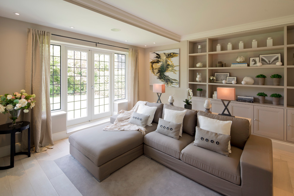 Immagine di un soggiorno classico di medie dimensioni e aperto con pareti beige, parquet chiaro, nessuna TV e pavimento bianco