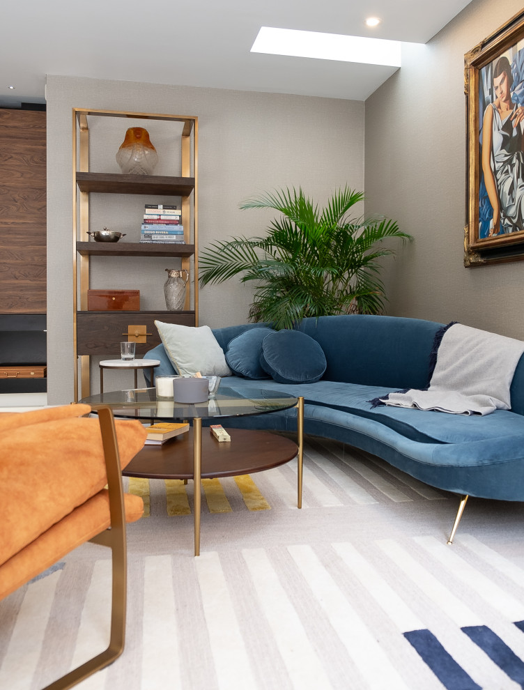 На фото: маленькая открытая, парадная гостиная комната в современном стиле с серыми стенами, полом из керамогранита и разноцветным полом без телевизора для на участке и в саду