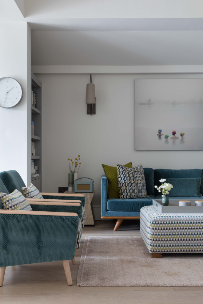 Immagine di un soggiorno minimal di medie dimensioni e aperto con sala formale, pareti bianche e pavimento beige