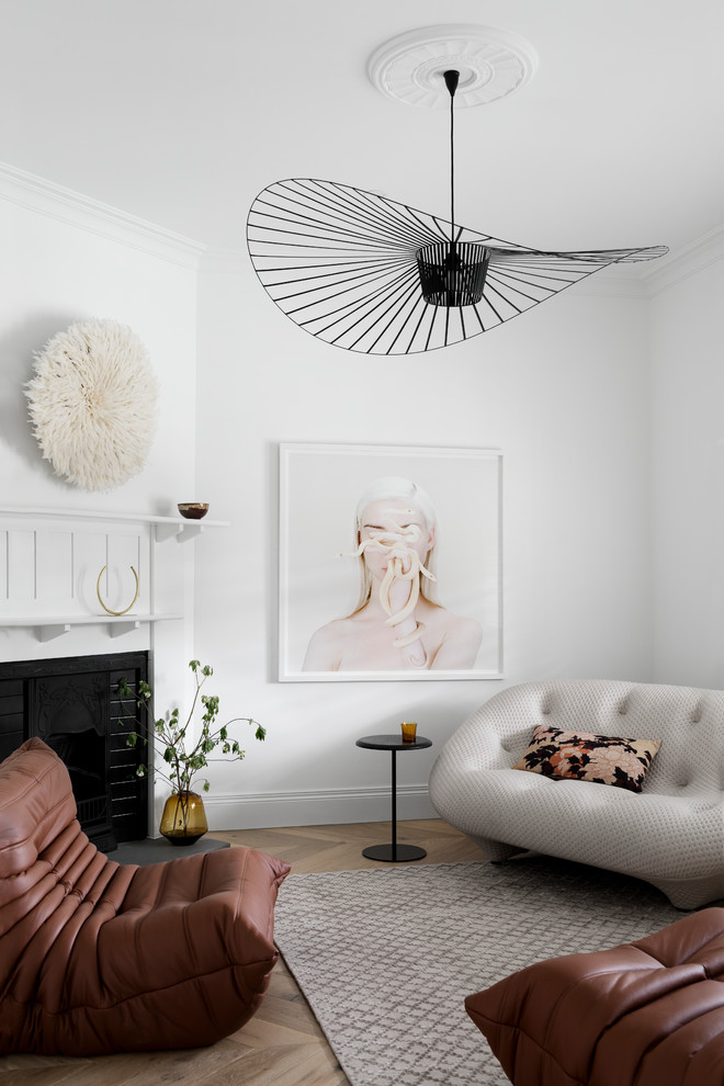 Repräsentatives, Fernseherloses, Abgetrenntes Modernes Wohnzimmer mit weißer Wandfarbe, braunem Holzboden, Eckkamin, Kaminumrandung aus Holz und braunem Boden in Melbourne