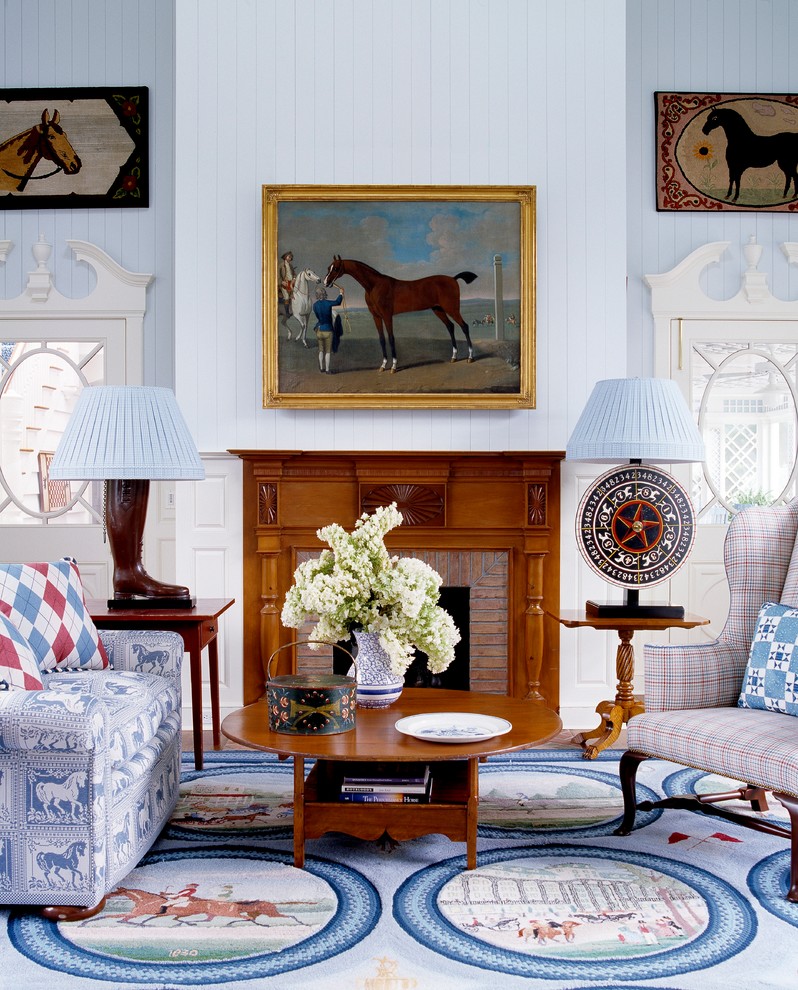 Repräsentatives Landhausstil Wohnzimmer mit blauer Wandfarbe, Kamin und Kaminumrandung aus Backstein in New York