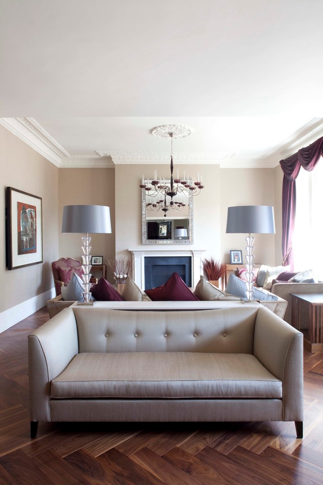 Großes, Repräsentatives, Abgetrenntes Modernes Wohnzimmer mit beiger Wandfarbe, braunem Holzboden, Kamin, Kaminumrandung aus Stein und verstecktem TV in London