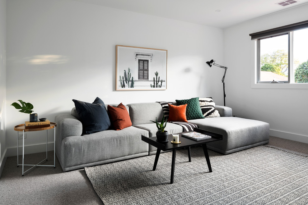 Mittelgroßes, Offenes Maritimes Wohnzimmer ohne Kamin mit weißer Wandfarbe, Teppichboden und grauem Boden in Melbourne