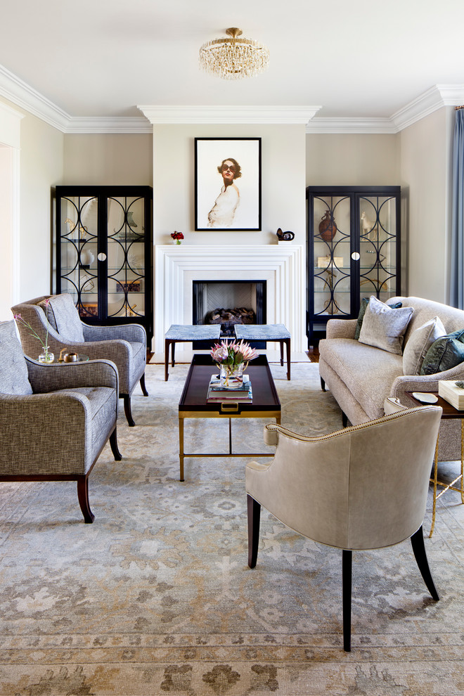 Repräsentatives Klassisches Wohnzimmer mit beiger Wandfarbe und Kamin in Baltimore
