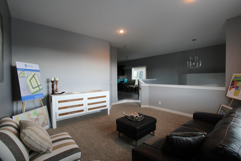 На фото: открытая гостиная комната среднего размера в стиле кантри с серыми стенами и ковровым покрытием с