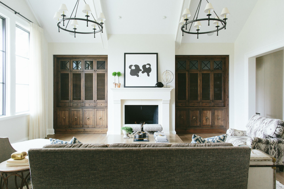 Стильный дизайн: гостиная комната в стиле неоклассика (современная классика) с белыми стенами, светлым паркетным полом и стандартным камином без телевизора - последний тренд