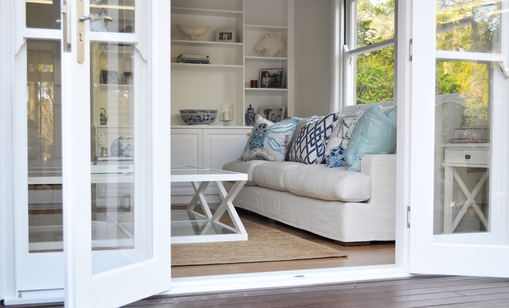 Immagine di un soggiorno tradizionale con pareti bianche e parquet chiaro