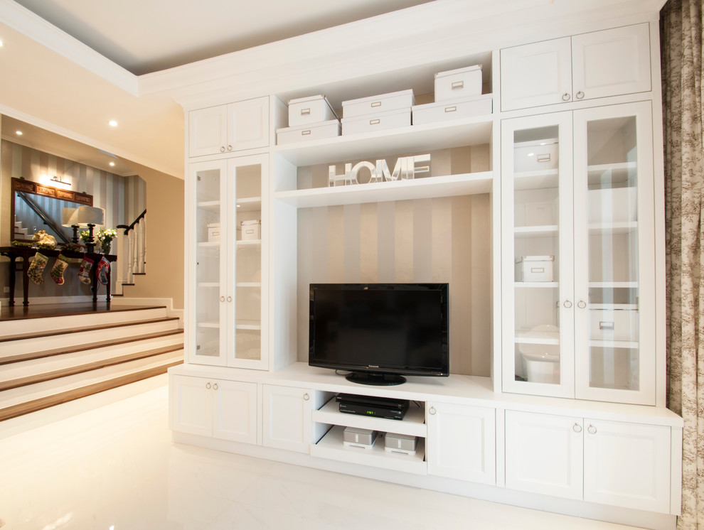 Klassisches Wohnzimmer mit beiger Wandfarbe, Marmorboden und freistehendem TV in Singapur