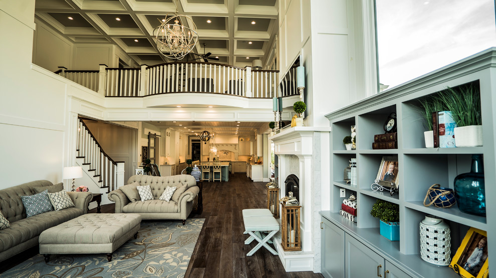Mittelgroßes, Offenes Maritimes Wohnzimmer mit weißer Wandfarbe, dunklem Holzboden, Kamin, TV-Wand und braunem Boden in Salt Lake City