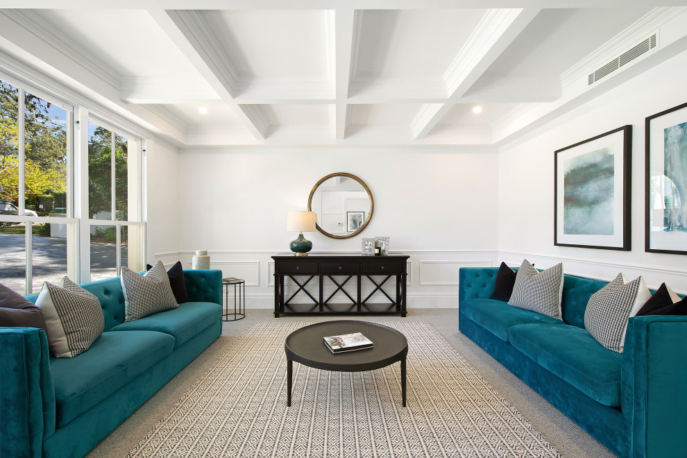 Großes, Repräsentatives, Offenes Maritimes Wohnzimmer mit weißer Wandfarbe, Teppichboden, grauem Boden, Kassettendecke und vertäfelten Wänden in Sydney