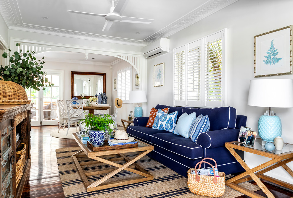 Maritimes Wohnzimmer ohne Kamin mit weißer Wandfarbe und dunklem Holzboden in Brisbane