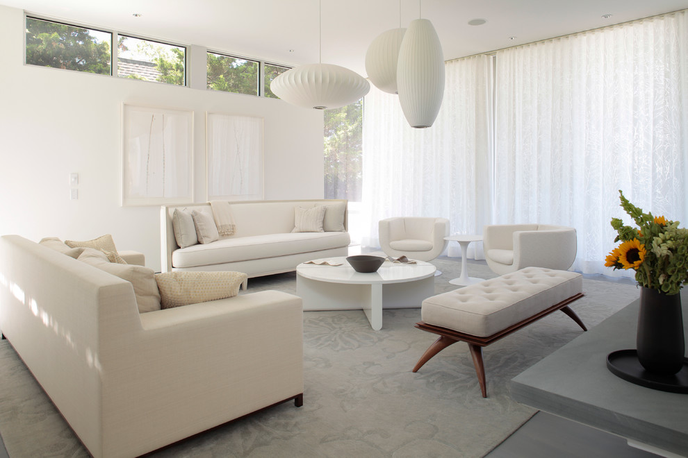 Foto di un soggiorno contemporaneo di medie dimensioni con pareti bianche, parquet scuro, camino classico, cornice del camino in cemento e nessuna TV