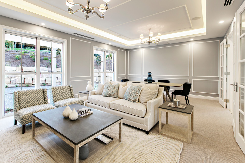 Modelo de salón para visitas cerrado clásico grande con paredes grises, moqueta y suelo beige