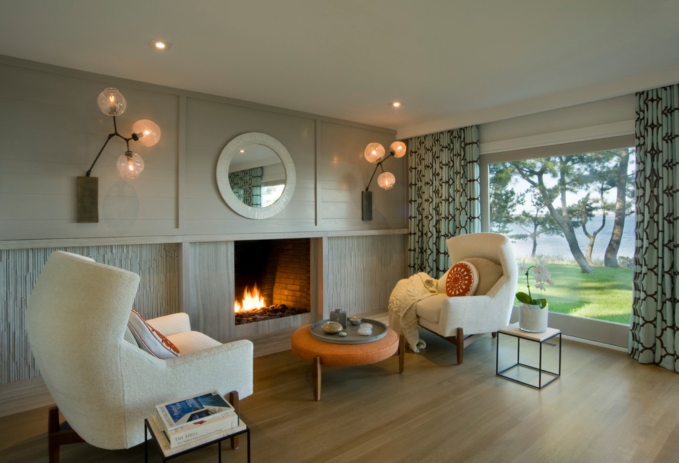 Идея дизайна: гостиная комната в морском стиле с серыми стенами и стандартным камином