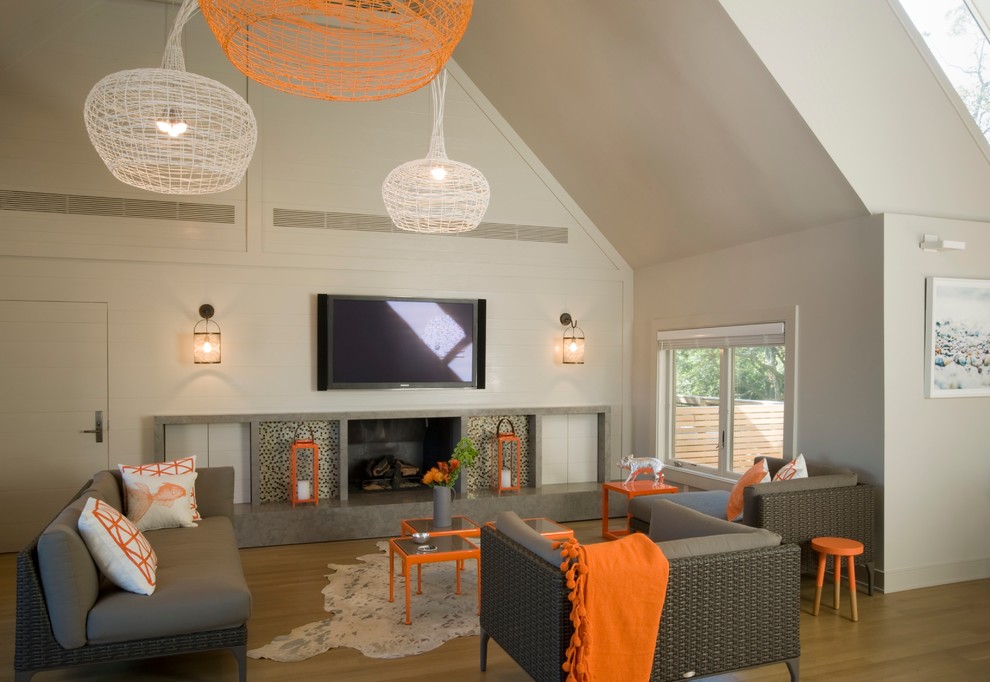 Источник вдохновения для домашнего уюта: открытая гостиная комната в морском стиле с стандартным камином и телевизором на стене