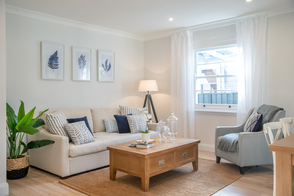 Repräsentatives Maritimes Wohnzimmer mit beiger Wandfarbe, hellem Holzboden und beigem Boden in Newcastle - Maitland