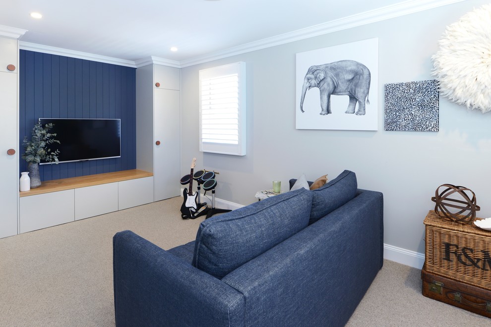 Diseño de salón cerrado ecléctico de tamaño medio con paredes azules, moqueta, televisor colgado en la pared y suelo beige