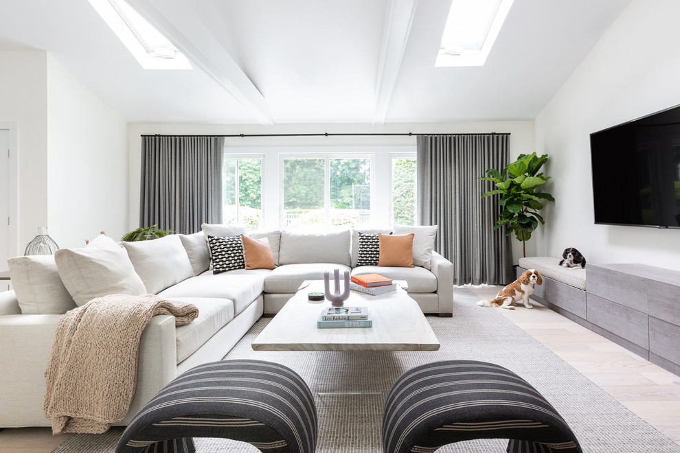 Ispirazione per un soggiorno contemporaneo aperto con pareti bianche, parquet chiaro, TV a parete e pavimento beige