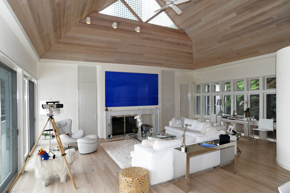 Idee per un soggiorno contemporaneo con pareti bianche e pavimento beige