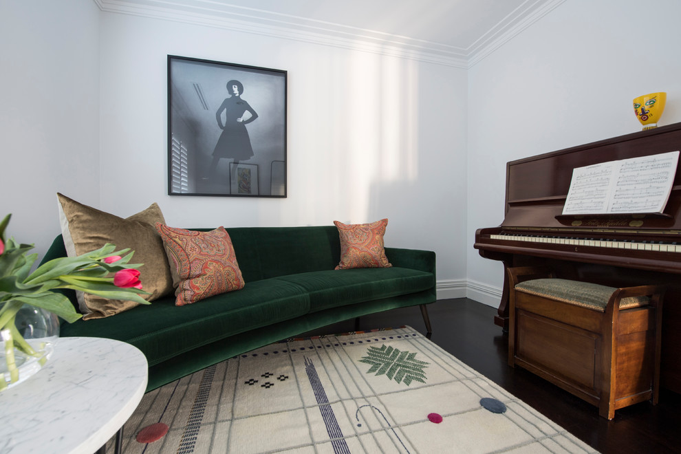 Пример оригинального дизайна: маленькая изолированная гостиная комната в стиле неоклассика (современная классика) с музыкальной комнатой, белыми стенами, темным паркетным полом и коричневым полом без камина, телевизора для на участке и в саду