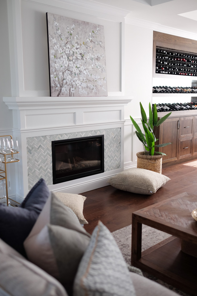 Стильный дизайн: гостиная комната в стиле рустика с стандартным камином и фасадом камина из дерева - последний тренд