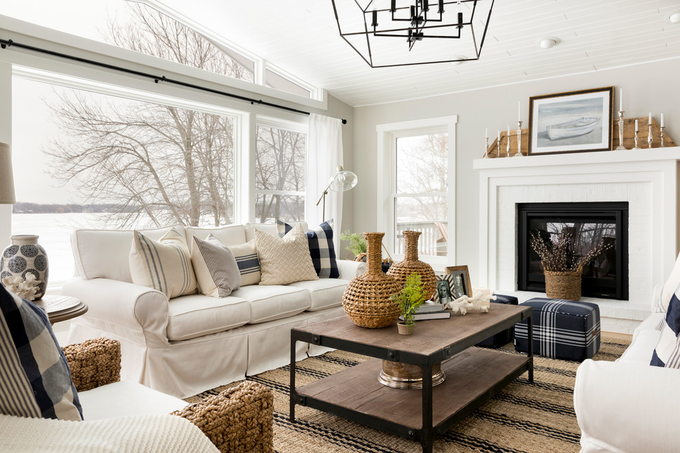 Offenes Landhausstil Wohnzimmer mit beiger Wandfarbe und Kamin in Minneapolis