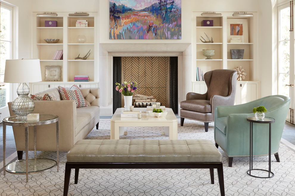 Repräsentatives, Fernseherloses Klassisches Wohnzimmer mit weißer Wandfarbe und Kamin in Austin