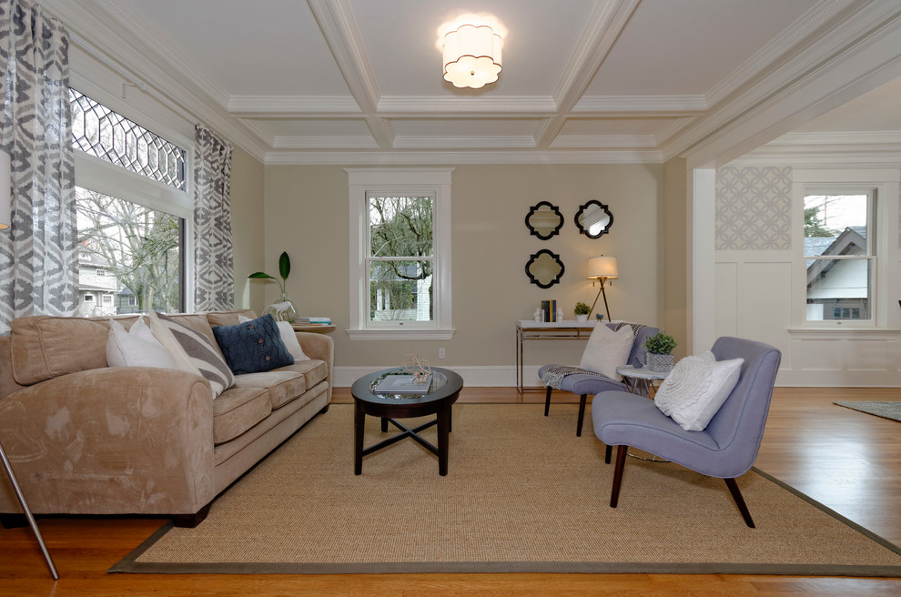 Ispirazione per un grande soggiorno classico aperto con sala formale, pareti beige e pavimento in legno massello medio