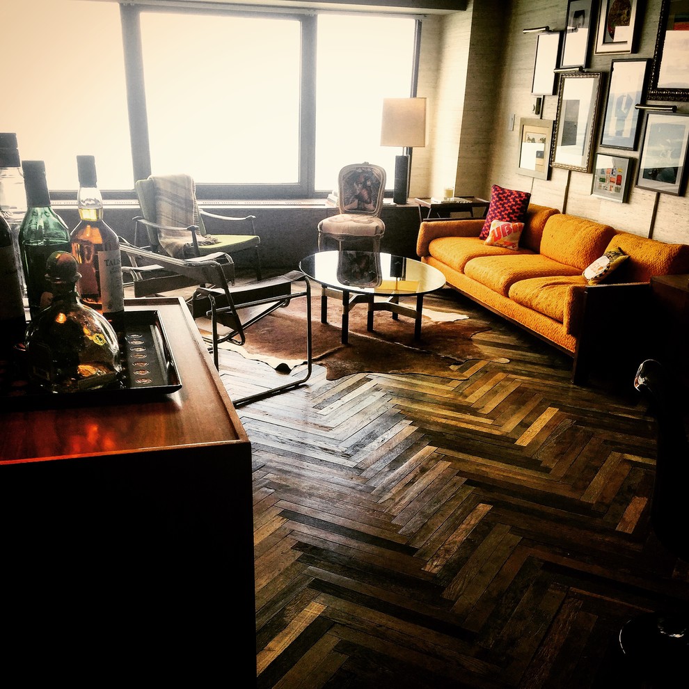 Foto de salón con barra de bar cerrado vintage pequeño sin chimenea y televisor con paredes grises y suelo de madera oscura