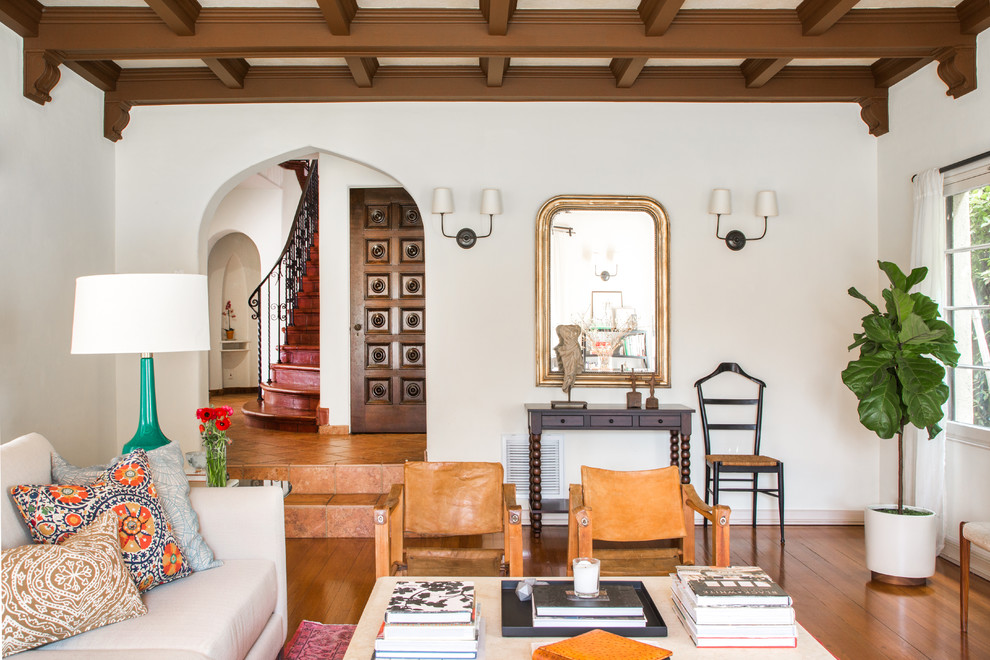 Foto de salón cerrado mediterráneo con paredes blancas y suelo de madera en tonos medios