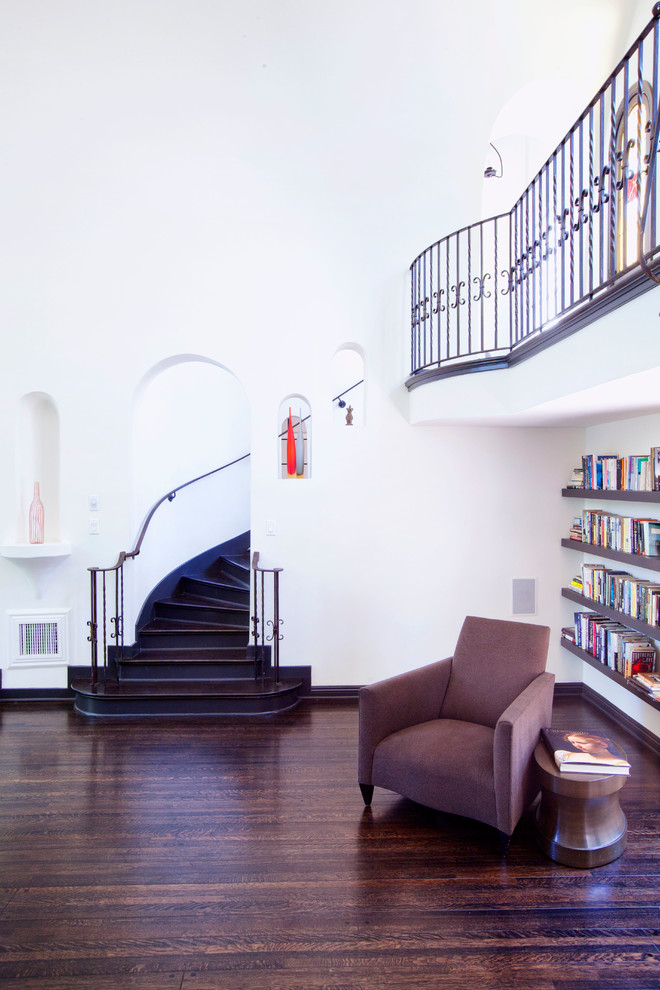 Großes, Repräsentatives, Fernseherloses, Offenes Klassisches Wohnzimmer ohne Kamin mit weißer Wandfarbe und dunklem Holzboden in Los Angeles