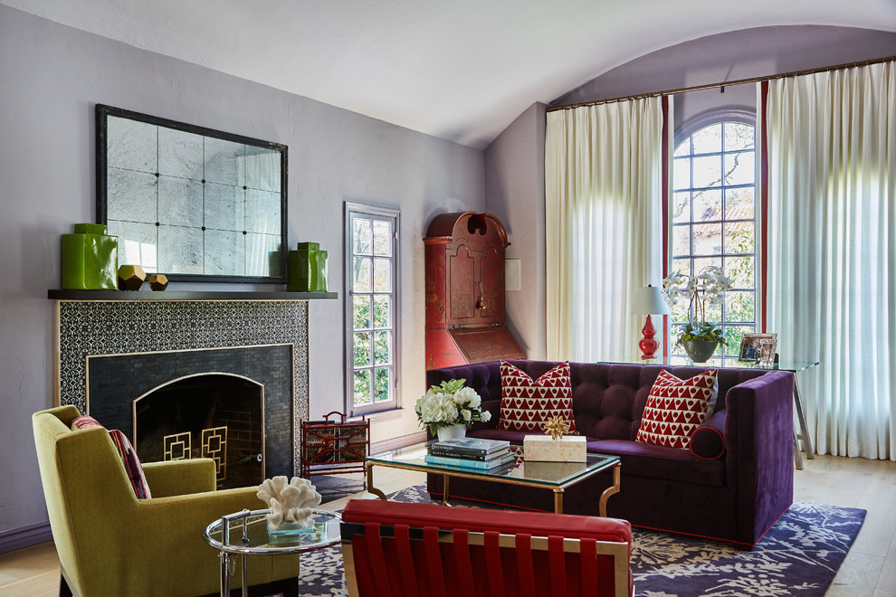 Repräsentatives Klassisches Wohnzimmer mit lila Wandfarbe und Kamin in Los Angeles