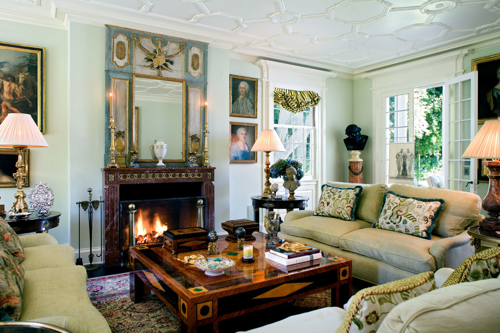 Источник вдохновения для домашнего уюта: парадная гостиная комната в классическом стиле с зелеными стенами и стандартным камином