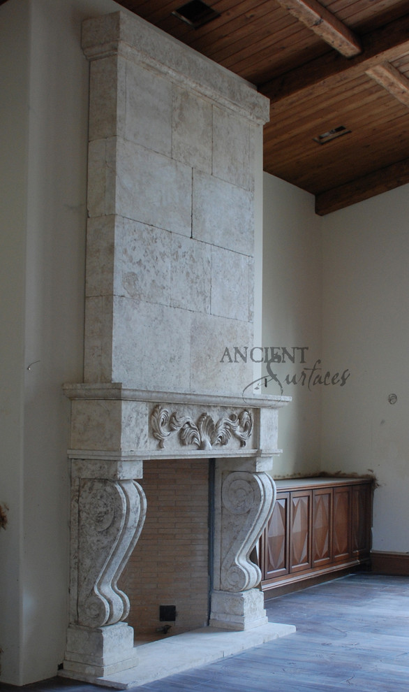 Modelo de salón para visitas abierto mediterráneo grande sin televisor con paredes beige, todas las chimeneas y marco de chimenea de piedra