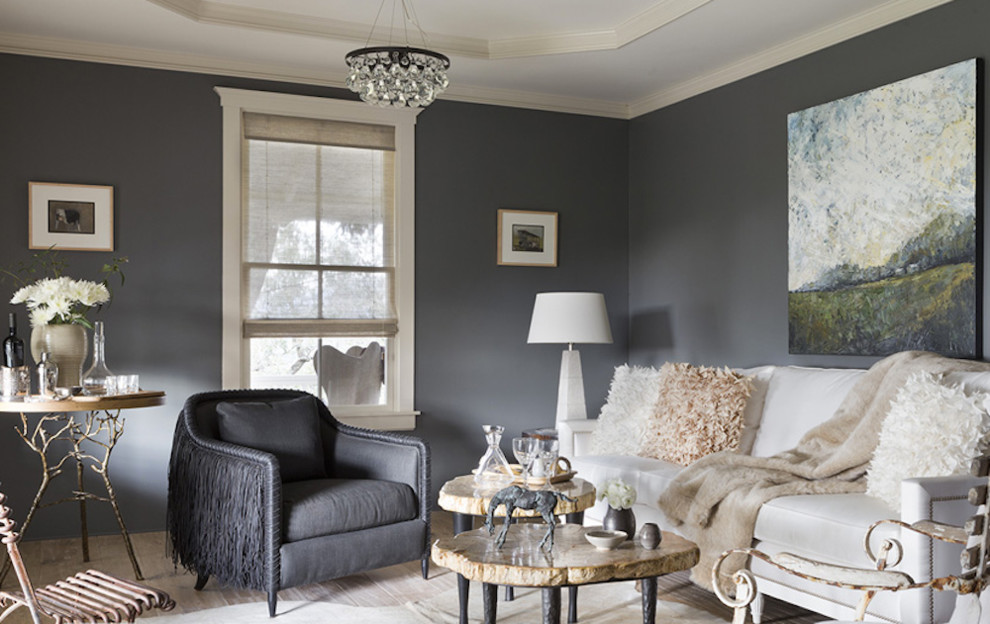 Стильный дизайн: парадная, изолированная гостиная комната среднего размера в современном стиле с серыми стенами, ковровым покрытием и бежевым полом без камина, телевизора - последний тренд