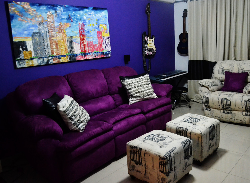 Cette image montre un salon design avec une salle de musique, un mur violet et un téléviseur fixé au mur.